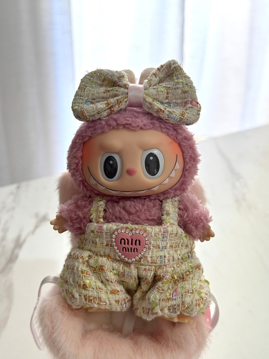 Salopette e fiocco per Labubu